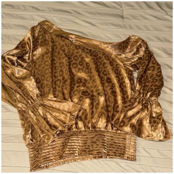 New Mazik Blouse Gold Leopard Print Off The Shoulder Size Large Long Bell Sleeve - Picture 3 of 6